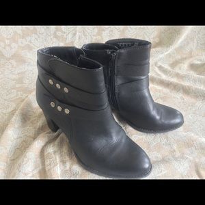 3/$15or4/$20Jaclyn Smith perfect black booties!